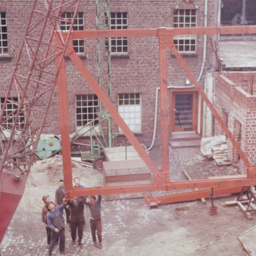 Segatrici Storia, 1961 Ricostruzione e ampliamento dell'edificio aziendale,
